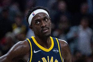 毛躁了！西亞卡姆搶籃板犯規(guī) 半場結(jié)束前領(lǐng)到個人第四次犯規(guī)