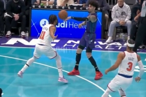 真不是故意！三球欲單手送妙傳 但結(jié)結(jié)實實砸了布倫森腦袋