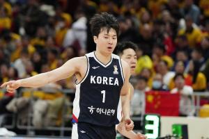 中國男籃落后13分！韓國核心李賢重半場砍下20分6板 三分球8中6