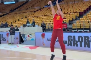 備戰(zhàn)今晚與韓國的比賽！張鎮(zhèn)麟提前三小時來到球場熱身