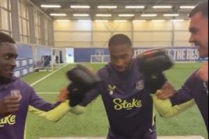 繃不住了踢曼聯(lián)內(nèi)訌的蓋耶與基恩和好，打了場“和好拳擊賽”