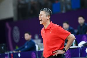 媒體人：各種低效的低位單打 中國(guó)男籃對(duì)周琦低位能力盲目自信