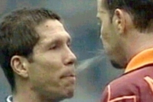 扎戈：托蒂晚上打呼嚕說(shuō)夢(mèng)話 我朝西蒙尼吐口水是因?yàn)樗室馓翎? >
                                        </div>
                                    </div>
                                                                        <div   id=