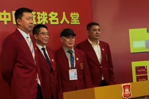 中韓大戰(zhàn)！中國籃球名人堂成員王治郅&胡衛(wèi)東&鞏曉彬&匡魯彬觀戰(zhàn)