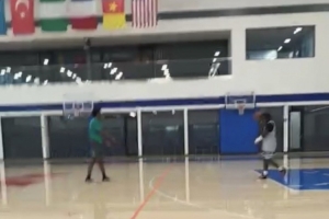 感恩節(jié)也沒閑著！埃奇庫姆社媒直播在球館訓(xùn)練