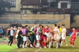 為何上頭染紅？國(guó)安沖突另一視角：王剛先遭對(duì)手推搡，曹永競(jìng)出頭