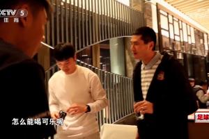 自律！邵佳一在飯桌旁告誡西海岸球員：職業(yè)球員怎么能喝可樂呢？