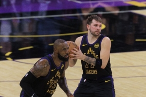 阿里納斯：詹姆斯現(xiàn)在是東契奇身邊的定點(diǎn)投手 預(yù)計(jì)還能再打兩年