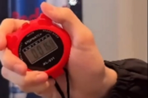 這么準的嗎？Faker掐秒表 時間精準控制在5.00