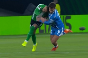 郵報(bào)：安東尼拼搶中頭頂對方球員，他逃過了處罰