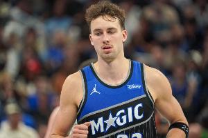 小倒霉蛋！小瓦格納籃下連續(xù)被活塞大帽