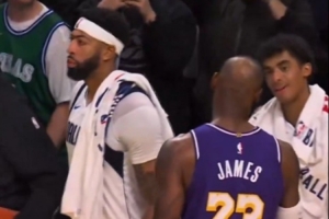 美媒曬照：詹姆斯賽后兩次在濃眉身邊晃悠 但后者就是不抱哇