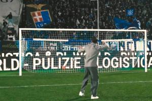 有能！小法率隊(duì)12場(chǎng)不敗賽季僅1負(fù)，賽后揮出農(nóng)夫三拳與球迷互動(dòng)