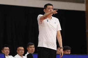 現(xiàn)場觀戰(zhàn)男籃！鞏曉彬：希望小伙子們放下包袱拼出血性 干就完了