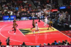 真有韌勁！米切爾借反擊機會靠開防守人取分 雙方戰(zhàn)平了