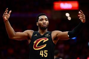 內(nèi)外開花！米切爾半場12中7獨得22分 三分5中3