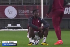 不滿自己無緣首發(fā)！梅斯后衛(wèi)賽前拒絕參加熱身，坐在足球上不動彈