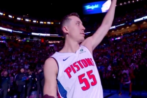 感動！鄧羅觀看完熱火給自己的致敬視頻后 向現(xiàn)場觀眾揮手致意