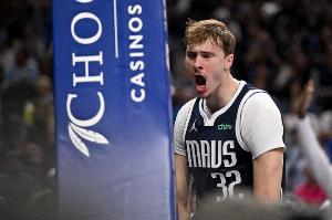 騎著直接上！弗拉格一路突破殺到籃下 隔著祖巴茨強(qiáng)起雙手暴扣