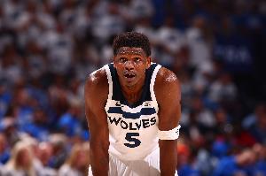 確實冤！愛德華茲強攻被打手遭裁判無視 抱怨還被吹技犯