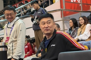 同城球隊(duì)！廣東男籃主帥杜鋒現(xiàn)場觀戰(zhàn)廣東女籃新賽季揭幕戰(zhàn)