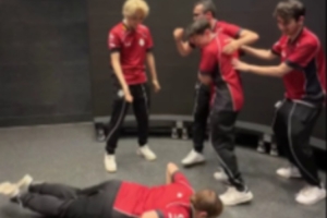 激情滿滿！G2發(fā)布隊(duì)員捧起非官方世界冠軍獎(jiǎng)杯精彩時(shí)刻