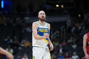 限制武切維奇！赫夫4記三分拿下14分8板2助4帽