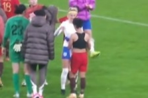 場外是朋友！張琳艷賽后和英格蘭女足球員凱莉現(xiàn)場交換球衣