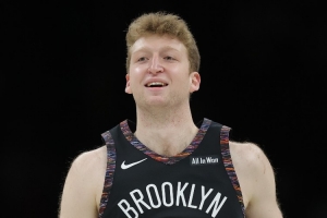 初生牛犢不怕虎！新秀沃爾夫過掉字母哥帥氣上籃得分