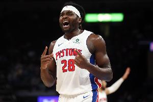 首發(fā)中鋒！斯圖爾特29分鐘7中4拿到9分8板 罰球3中1