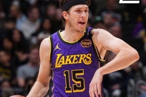 本賽季場均28+5+5且真實(shí)命中率65+%的球員：約基奇、字母、里夫斯