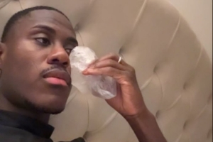 遭阿森納后衛(wèi)因卡皮耶肘擊，切爾西后衛(wèi)查洛巴社媒曬冰敷照片