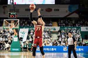 媒體人：鋒線被韓國吊打 空有好身體卻沒技術 還吹CBA前鋒盛世？