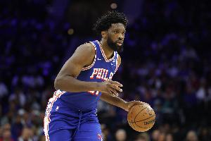 狀態(tài)還行！恩比德復(fù)出半場(chǎng)6中4拿到11分1板1助 罰球4中3