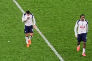 熱刺邊衛(wèi)波羅賽后對(duì)隊(duì)友發(fā)火且無(wú)視球迷，遭到抨擊：真惡心