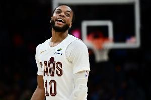 記者：加蘭進攻端帶來幫助 但防守端成了普理查德和布朗的活靶子