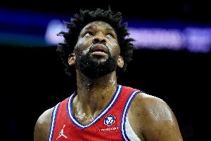 穿針引線(xiàn)！恩比德拿球吸引防守送直塞 格萊姆斯接球雙手飛扣