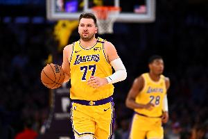 盧卡Magic！東契奇四分衛(wèi)長傳縱觀全場 助攻八村塁輕松快攻得分