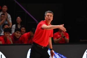 媒體人：中國男籃剛有好轉(zhuǎn)又被悶頭一棒 有些東西可變變 別太固執(zhí)