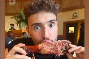 火箭官方曬申京吃火雞照片嘲諷爵士！申京INS轉(zhuǎn)發(fā)