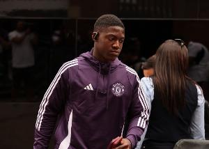 斯基拉：梅努希望獲得更多上場(chǎng)機(jī)會(huì)，那不勒斯仍有意租借這名球員