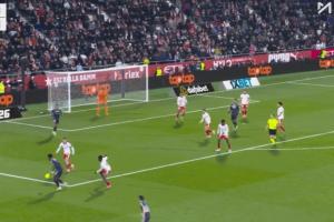 維尼修斯嘗試突破后倒地，赫羅納球員搖手指示意沒犯規(guī)