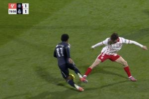 阿斯：皇馬持續(xù)向裁委會(huì)施壓，他們堅(jiān)信裁判是故意不吹第二個(gè)點(diǎn)球