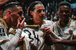 法甲-托萬(wàn)雙響！朗斯2-1昂熱，自2004年以來(lái)首次登頂法甲積分榜