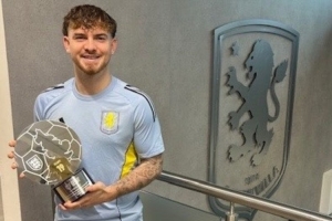 PFA向埃利奧特頒發(fā)特別貢獻獎，表彰球員U21歐洲杯出色表現(xiàn)