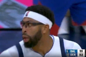 還得靠你！濃眉底角三分再進(jìn) 末節(jié)連砍7分帶隊(duì)咬住比分！