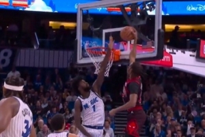 生猛！菲利普斯中路突擊 騰空暴起單臂隔扣艾薩克