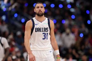 依舊有威脅！克萊外線出手造成納吉三分球犯規(guī)