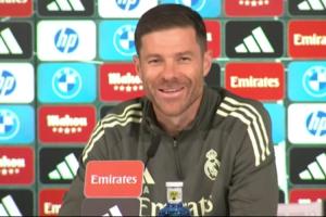 輕松一刻皇馬發(fā)布會(huì)響起碰碰車音樂，緊繃的阿隆索終于笑了