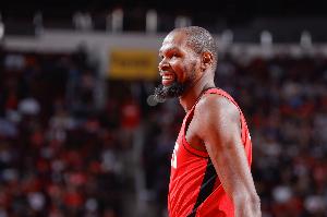 似曾相識！杜蘭特空位出手穩(wěn)穩(wěn)命中 但腳又踩到三分線算成兩分